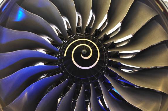 A poderosa e moderna turbina Rolls Royce, exposta na fábrica da Boeing, 30 km ao norte de Seattle, no estado de Washington, nos Estados Unidos